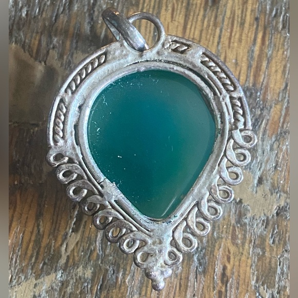 Green stone in sliver setting - Picture 3 of 4